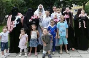 Syryjska rodzina, tata, 4 kobiety i 23 gówniaki dostaje...