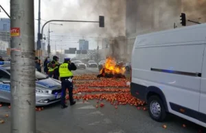 Świńskie łby, rozrzucone jabłka i płonące opony