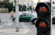 We Francji rowerzyści mogą legalnie przejeżdżać na czerwonym świetle.