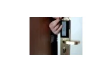 Niezwykle prosty sposób na otwarcie drzwi zamkniętych na łańcuch