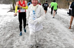 Babcia z parasolką nie dobiegła do mety maratonu. Zamknęli bramę