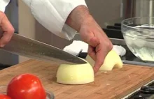 "Jak pokroić cebulę" - szef kuchni Jean Pierre tłumaczy