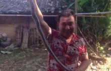 Cheerful Chinese caught in the courtyard poisonous snake
