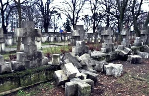 Idioci zniszczyli cmentarz ofiar hitlerowców w Gdańsku.