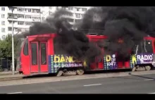 Gaszenie płonącego tramwaju w Rosji