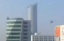 Helikopter nad Sky Tower wynosi elemnty grzebienia.