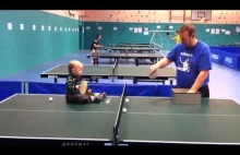 Maluch gra w ping-ponga z ojcem
