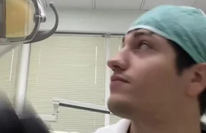 Rosyjski stomatolog samodzielnie usuwa swój ząb mądrości