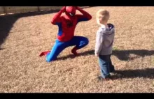 Dzieciak spotyka Spider-Mana (i odkrywa jego tożsamość)