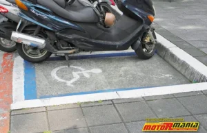 Karta parkingowa niepełnosprawnego motocyklisty – gdzie ją umieścić?