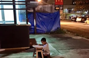 9 letni Daniel przychodzi pod McDonalda odrabiać lekcje. Bo tu ma trochę światła