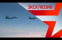 Rosyjski myśliwiec SU-27 odprowadza uzbrojony po zęby myśliwiec NATO