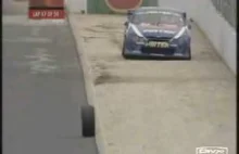 Opona samochodu wyścigowego wraca do swoich kolegów.