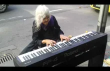 Bezdomna staruszka zobaczyła na ulicy pianino i postanowiła zagrać.