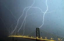 8 piorunów uderza w most Bay Bridge w San Francisco