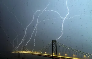 8 piorunów uderza w most Bay Bridge w San Francisco