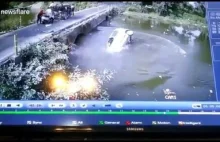 Samochód spada z mostu (Indie)
