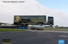 Ciężarówka z naczepą przeskakuje nad bolidem F1 firmy Lotus