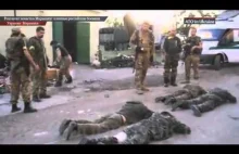Ukraińscy żołnierze pokazują pojmanych rosyjskich separatystów