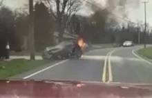 Strażak ratuje mężczyznę z płonącego samochodu