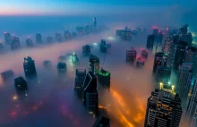 Dubajskie wieżowce we mgle