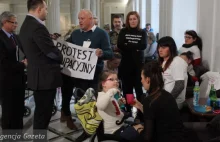 Rodzice z niepełnosprawnymi dziećmi protestują w Sejmie
