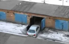 Kobieta próbuje wjechać do garażu