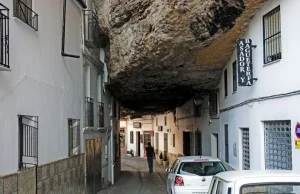Niesamowite hiszpańskie miasto pod skałą