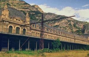 Opuszczony międzynarodowy dworzec kolejowy w Canfranc