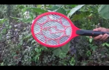 Elektryczna łapka na muchy w lesie pełnym komarów