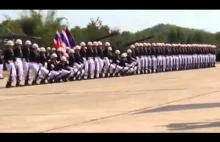 Pokaz musztry tailandzkich żołnierzy.