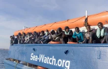 Statek z migrantami stoi naprzeciwko portu na wyspie Lampedusa