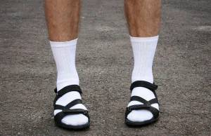 Zakaz noszenia skarpet w sandałach w Danii w miejscach publicznych.