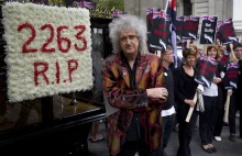 Brian May (Queen) na paradzie pogrzebowej borsuków
