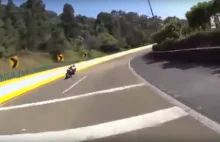 Motocyklista uderza w barierkę na autostradzie