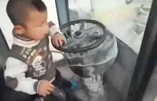 Chińskie dziecko operuje ładowarką