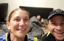 Australia. Odwieźli pijanego do domu i zrobili sobie selfie.