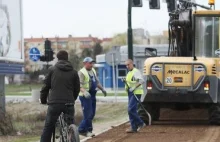 Ścieżka rowerowa - ułożyli, teraz zrywają.