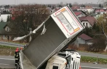 Tarnów: Ciężarówka stanęła niemal pionowo, nikt nie ucierpiał
