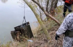 Bankomat wyłowiony z rzeki. Wcześniej zniknął ze sklepu.