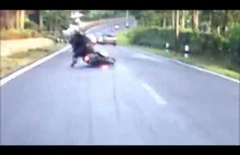 Motocyklista unika czołówki, jego motocykl wpada na samochód.