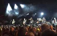 Eddie Vedder przerywa koncert Pearl Jam, by bronić fanki.