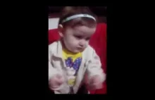 Reakcja małej dziewczynki na smutną i radosną piosenkę