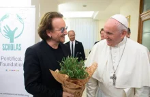 Bono spotkał się z papieżem i widział "ból na jego twarzy".