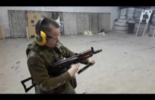 Dzieciak strzela ogniem ciągłym z AK-74SU i robi to dobrze!