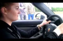 Reakcja dziewczyny na Porsche 911 Turbo S z launch control