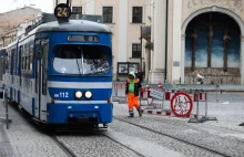 Kraków. Barierki blokują ruch, a jak jedzie tramwaj, to robotnik ją odsuwa