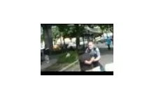 Policjant z Seattle uderza w twarz kobietę