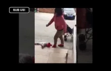 Taka matka to skarb Woman viciously kicks baby girl