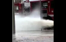 Mała demonstracja ciśnienia wody w hydrancie